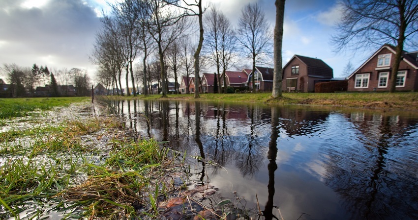 Foto van huizenrij aan het water
